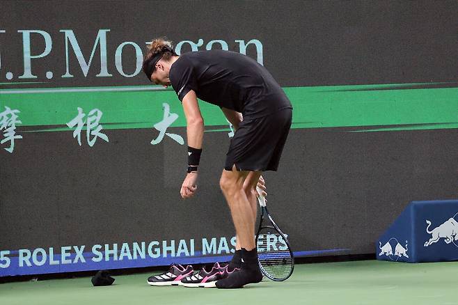 게임 중 신발까지 갈아 신었지만 소용 없었던 즈베레프