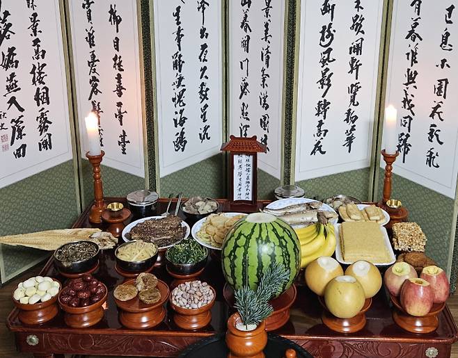 추석 차례상 위치, 차림과 예절=추석 차례상은 각 지방이나 가정의 전통에 따라 다르게 차릴 수 있는데, 이처럼 각자의 방식에 따라 차례상 위에 음식을 차리는 것을 ‘진설(陳設)’이라고 한다. 진설은 명절에 따라 다를 수 있는데, 설날에는 떡국, 추석에는 송편을 올린다. ©bnt뉴스: 추석 차례상 차림 방법 자료사진