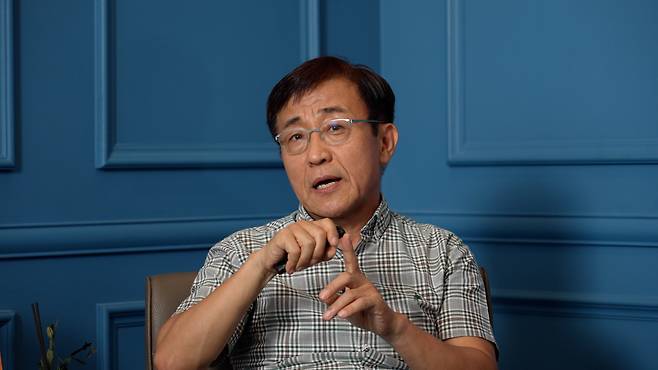 카이스트 전기 및 전자공학부 홍성철 교수가 '반도체 투자'에 앞서 알아야 할 기초 지식을 소개했다. /테크 명강