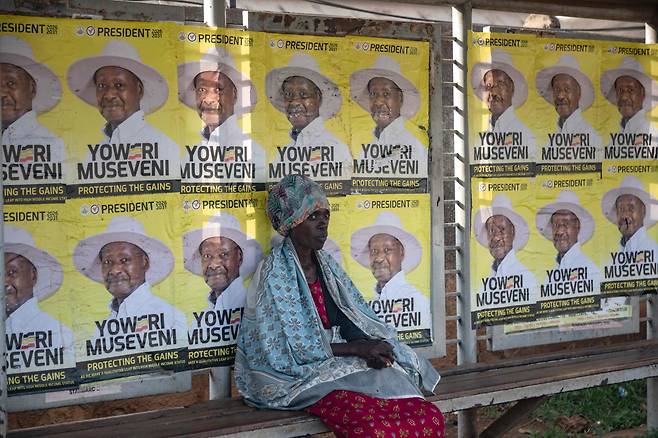 지난달 24일 우간다 수도 캄팔라에 무세베니의 선거 벽보가 붙어 있다. 벽보에는 'PROTECTING THE GAINS(성과를 지켜내자)'라고 적혀 있다. 무세베니가 즐겨하는 구호다. /AFP 연합뉴스