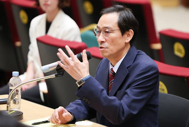 우상호 대통령실 정무수석이 지난 8월 21일 서울 용산구 대통령실 청사에서 열린 기자간담회에서 취재진의 질의에 답하고 있다./뉴스1