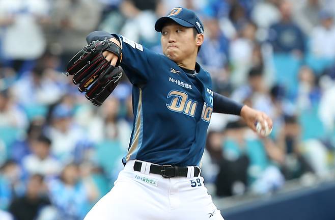 6일 오후 대구 삼성라이온즈파크에서 열린 프로야구 2025 신한 SOL뱅크 KBO 와일드카드 결정전 1차전, 삼성 라이온즈와 NC 다이노스의 경기 NC 선발 구창모가 역투하고 있다. /뉴스1