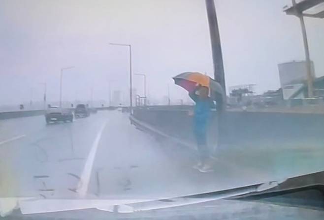 치매를 앓던 70대 남성 권모씨가 이날 오전 강변북로를 거꾸로 걷는 모습./마포경찰서