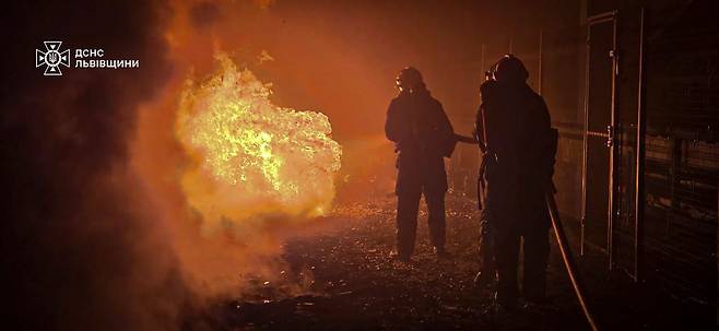 5일 러시아의 대대적인 드론·미사일 공격으로 우크라이나 수도 키이우가 화염에 휩싸여 있다. /EPA 연합뉴스