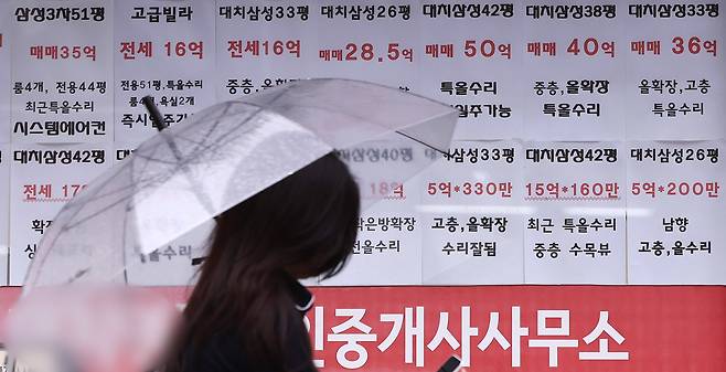 수도권 주택담보대출 한도를 6억원으로 제한하는 6·27 대출 규제가 시행된 이후 10억원을 초과하는 고가 아파트 계약 취소 비중이 눈에 띄게 커진 것으로 나타났다. 사진은 서울 강남구의 한 부동산 중개업소에 붙은 아파트 매물 현황 모습. /뉴스1