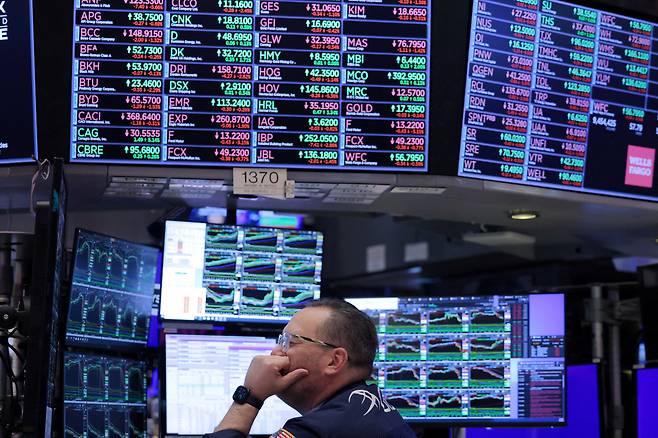 미국 뉴욕증권거래소(NYSE)에서 한 트레이더가 거래소 내부에서 업무를 보고 있는 모습./조선DB