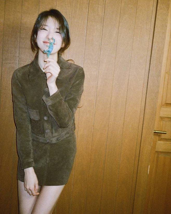 올가을 유행템인 스웨이드를 입은 수지. 인스타그램 @skuukzky