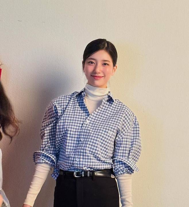 셔츠, 터틀넥을 레이어링 한 수지. 인스타그램 @skuukzky