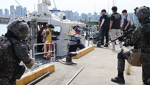 밀항·밀입국 국경범죄 대비 합동훈련이 진행되고 있는 모습. 연합뉴스 제공.