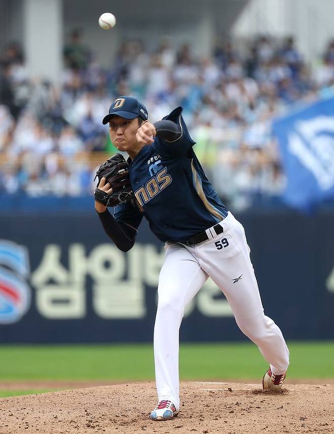삼성과의 와일드카드 결정전 1차전 선발로 나선 구창모가 공을 던지고 있다. ⓒ 뉴시스