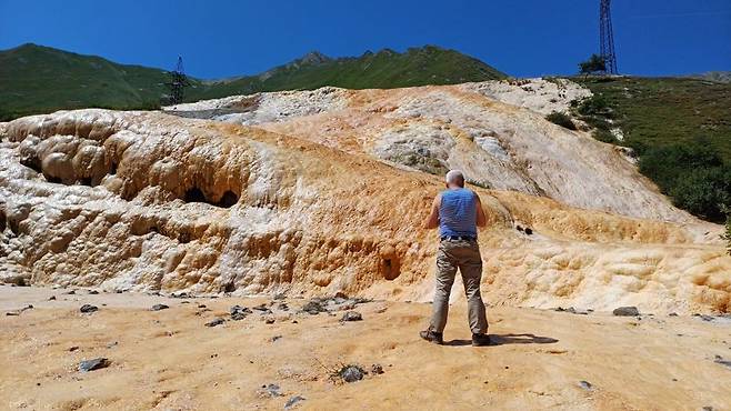 트빌리시에서 카즈베기로 향하는 중 만나게 되는 트래버틴(석회암) 미네랄 온천 지형.