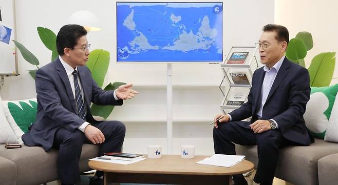 김태유 서울대 명예교수(오른쪽)이 파이낸셜뉴스의 'fn인사이트'에 출연해 노동일 파이낸셜뉴스 주필과 대담하고 있다. 사진=박범준 기자