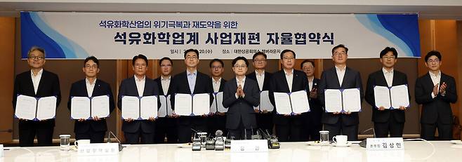 김정관 산업통상자원부 장관(왼쪽 일곱째)과 국내 석유화학 기업 최고경영자들이 2025년 8월20일 서울 중구 대한상공회의소에서 열린 ‘석유화학업계 사업재편 자율협약식’에서 기념사진을 찍고 있다. 연합뉴스