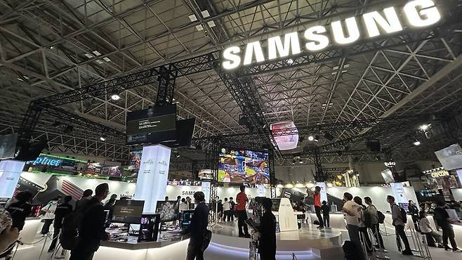 ‘도쿄 게임쇼 2025’ 현장에는 게임 업체들 뿐 아니라 관련 하드웨어를 공급하는 삼성전자 부스도 차려졌다.