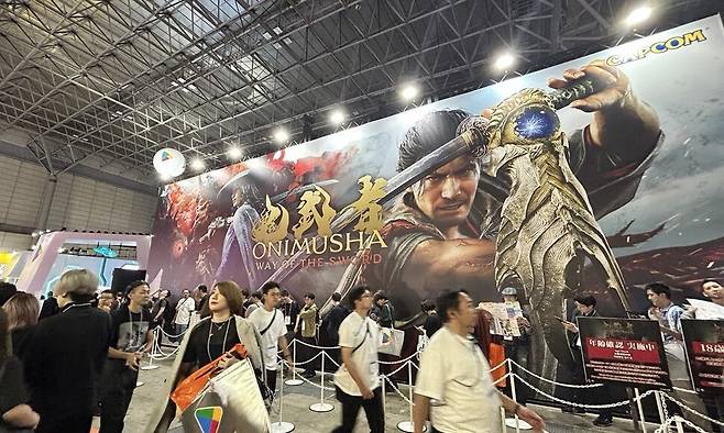 지난달 25일 일본 지바현 마쿠하리 멧세에서 열린 ‘도쿄게임쇼 2025’에서 인기 게임 ‘오니무샤’(귀무자) 부스 앞에 관람객들이 장사진을 이루고 있다.