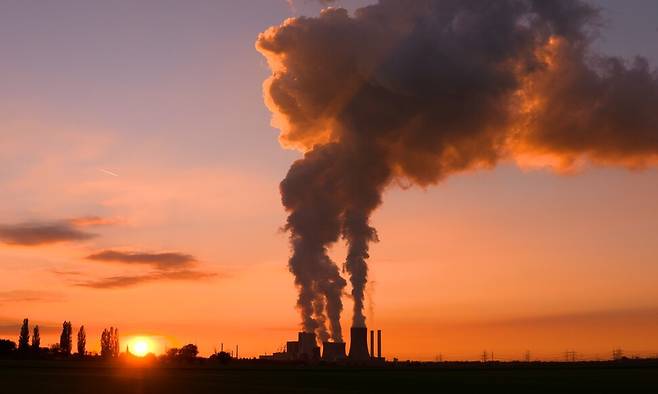석탄화력발전소 굴뚝에서 연기가 나오고 있다. 게티이미지뱅크