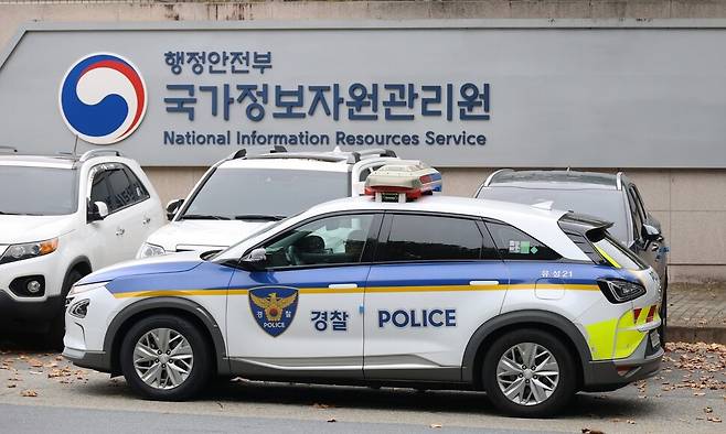 대전 유성구 국가정보자원관리원(국정자원) 화재를 수사하는 대전경찰청 전담수사팀이 2일 오전 국정자원 압수수색에 돌입했다. 지난달 26일 정부 전산시스템이 있는 국정자원에서 리튬이온 배터리 화재가 발생해 정부 전산 서비스가 대규모로 마비된 바 있다. 연합뉴스
