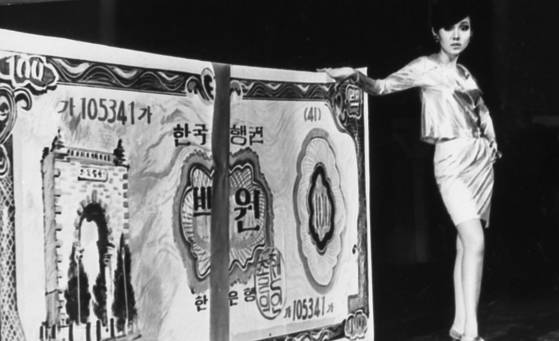 미니스커트 열품을 이끈 가수 윤복희. 중앙포토