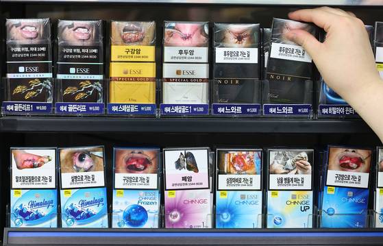 지난 5월 21일 오전 서울 시내의 한 편의점 담배판매대 모습. 연합뉴스