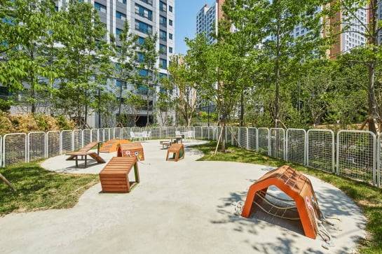 충남 천안 ‘한화포레나 천안두정’에 조성된 펫 프렌즈 파크의 모습. 한화 건설부문 제공