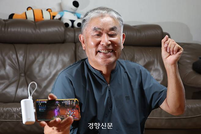 그레이 게이머이자 28년간 ‘카리스마짱’이라는 닉네임으로 온라인 게임 리니지를 즐겨온 김병수씨가 지난 21일 전남 여수시 상화도 자택에서 포즈를 취하고 있다. 한수빈 기자