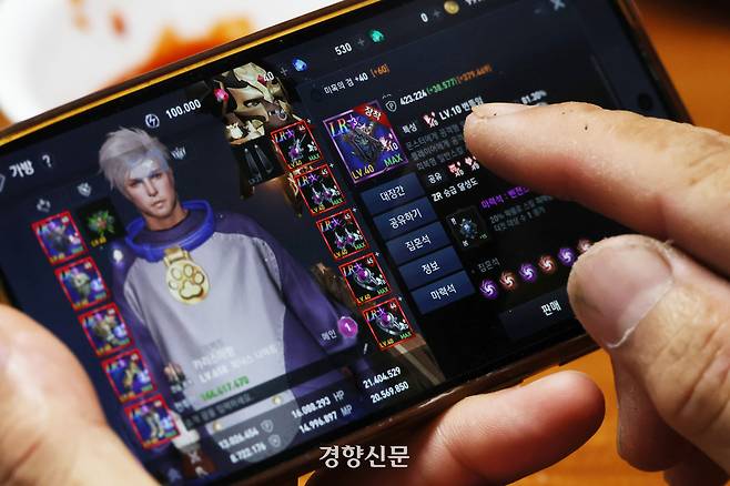 시니어 게이머 김병수씨가 지난 21일 전남 여수시 상화도 자택에서 ‘리니지2 레볼루션’ 속 자신의 게임 캐릭터인 ‘카리스마짱’을 소개하고 있다.  한수빈 기자