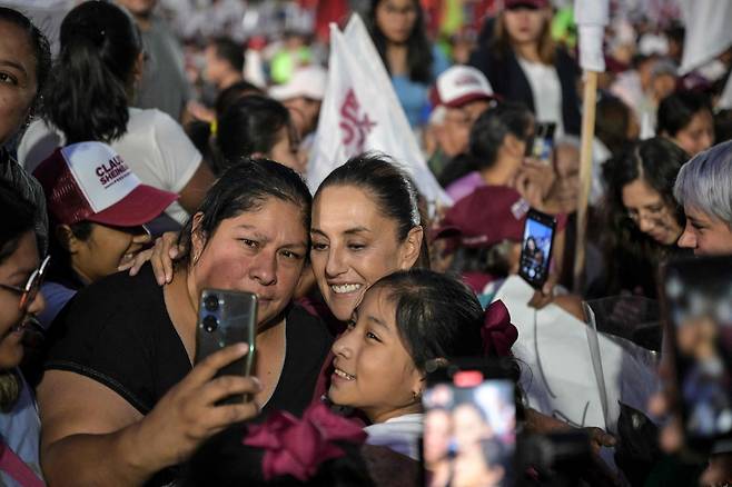 2024년 4월 29일(현지시간) 멕시코 소치밀코에서 열린 선거 유세에서 당시 대통령 후보였던 클라우디아 셰인바움이 지지자들과 사진을 찍고 있다. AFP 연합뉴스