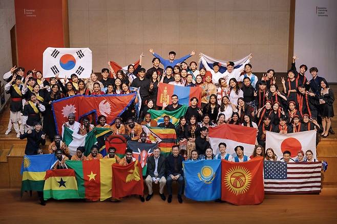 미국과 일본 등 세계 각국에서 온 한동대 학생들이 출신 국가 국기를 들고 최도성(앞줄 가운데에서 오른쪽) 총장과 함께 사진을 찍고 있다. 한동대 제공