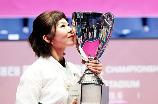 김가영이 6일 새벽 끝난 25/26크라운해태LPBA챔피언십 결승에서 임경진을 세트스코어 4:3으로 꺾고 통산 17번째 우승트로피를 들어올렸다. 김가영이 우승트로피에 입맞춤하고 있다. (사진=PBA)