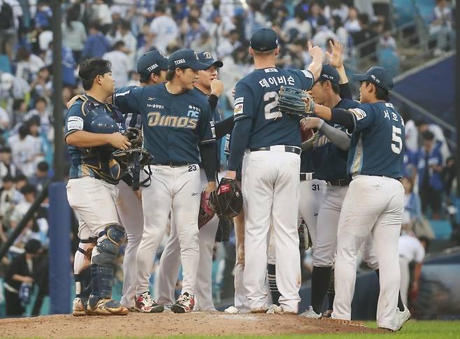 6일 대구 삼성라이온즈파크에서 열린 2025 KBO 포스트시즌 와일드카드 1차전 삼성 라이온즈와 NC 다이노스의 경기. NC가 4:1로 승리후 선수들이 기뻐하고 있다. 연합뉴스