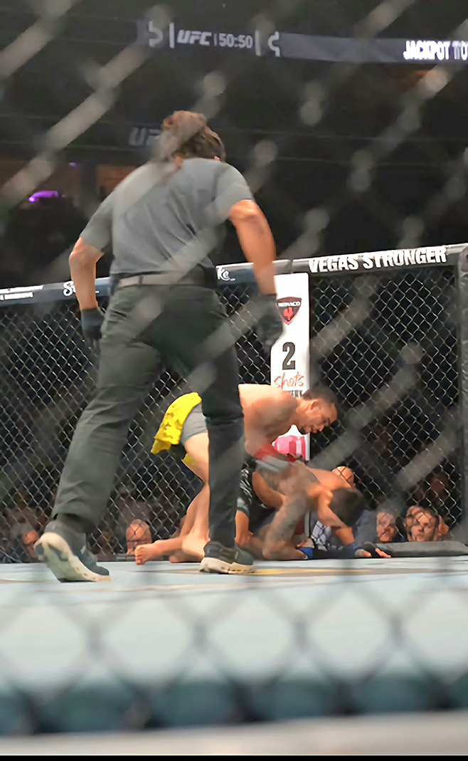 다니에우 구스타부 곤자가 산투스가 2025년 10월 미국 네바다주 패러다이스의 티모바일 아레나 UFC320 계약 체중 69.4㎏ Preliminary card 제3경기 ‘좀비 주니어’ 유주상에게 2라운드 21초 KO승을 거두고 있다. 사진=TKO