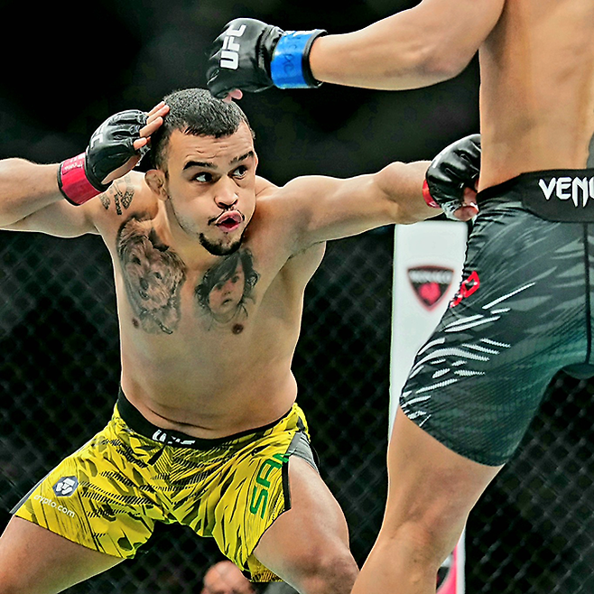 다니에우 구스타부 곤자가 산투스가 2025년 10월 미국 네바다주 패러다이스의 티모바일 아레나 UFC320 계약 체중 69.4㎏ Preliminary card 제3경기로 ‘좀비 주니어’ 유주상을 상대하고 있다. 사진=TKO