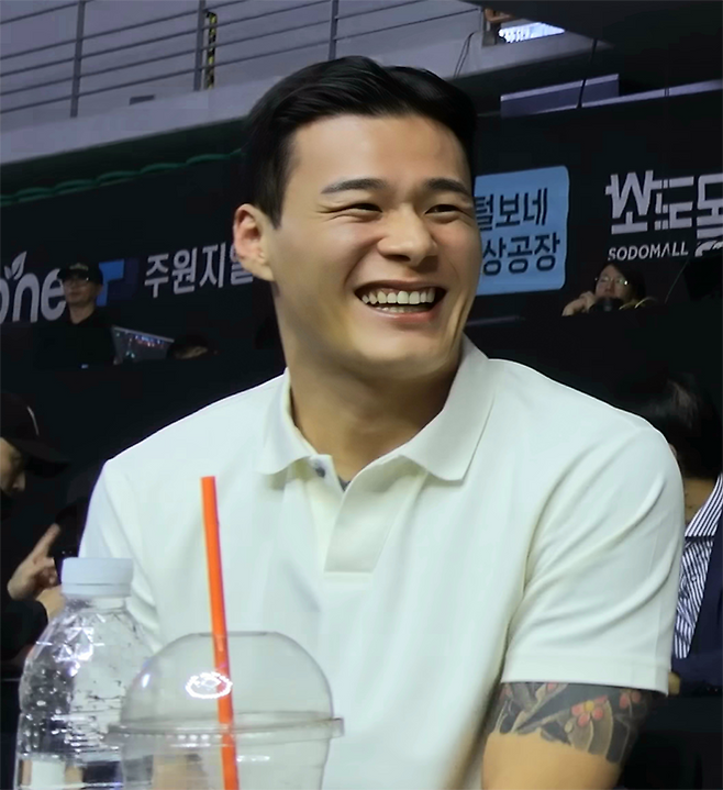 제8대 로드FC 미들급 챔피언 황인수가 2025년 9월 경기도 안산시 상록수체육관 로드FC 74 VIP석에서 웃고 있다. 데이나 화이트 UFC 회장 겸 CEO가 직접 주최하는 오디션 Contender Series 시즌9 6주차 탈락 이후 첫 공개 일정이다. 사진=세계격투스포츠협회