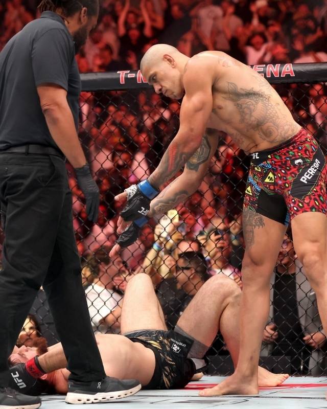 페레이라는 지난 5일(한국시간) 미국 네바다주 라스베이거스 T-모바일 아레나에서 열린 마고메드 안칼라에프와의 UFC 320 메인 이벤트 라이트헤비급 타이틀전에서 1라운드 1분 20초 만에 TKO 승리했다. 사진=블리처리포트 SNS