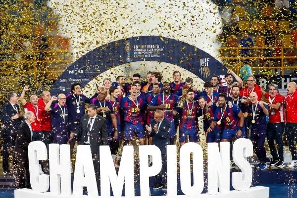 사진 제18회 IHF 남자핸드볼 클럽 선수권대회 정상에 오른 바르셀로나, 사진 출처=국제핸드볼연맹