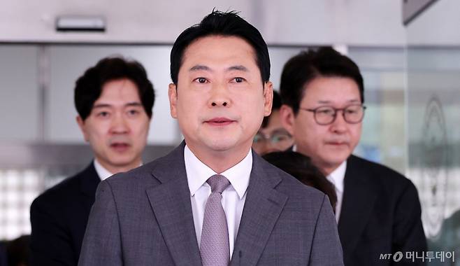 (서울=뉴스1) 박지혜 기자 = 장동혁 국민의힘 대표가 3일 서울 영등포구 영등포경찰서에서 이진숙 전 방통위원장 체포에 대한 항의방문을 마친 뒤 이동하고 있다. 2025.10.3/뉴스1  Copyright (C) 뉴스1. All rights reserved. 무단 전재 및 재배포,  AI학습 이용 금지. /사진=(서울=뉴스1) 박지혜 기자