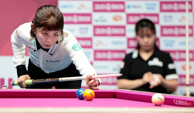 김가영이 풀세트 접전 끝에 임경진을 꺾고 LPBA 17번째 우승 트로피를 들어올렸다. 사진은 지난 5일 경기 고양킨텍스 PBA스타디움에서 열린 2025-26시즌 5차 투어 크라운해태 PBA-LPBA 챔피언십 한가위 LPBA 결승전에 나선 김가영의 모습. /사진=프로당구협회(PBA) 제공