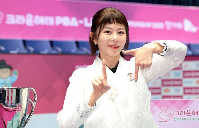 김가영이 우승 횟수 17회를 손으로 만들며 기념 사진을 찍고 있다./PBA