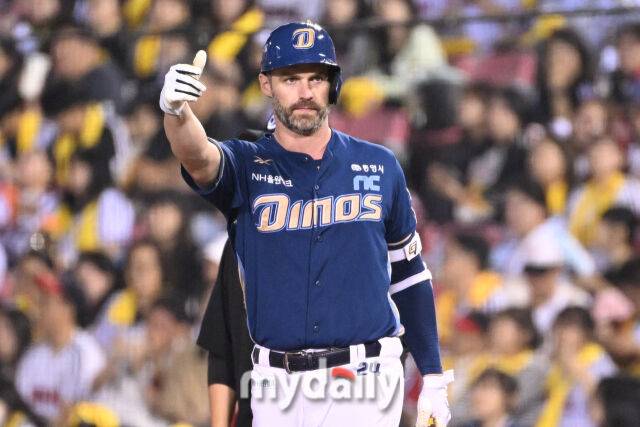 1일 서울 잠실야구장에서 열린 '2025 신한 SOL BANK KBO리그' NC 다이노스와 LG 트윈스 경기. NC 데이비슨이 5회초 1사 1루에 안타를 친 후 기뻐하고 있다./마이데일리