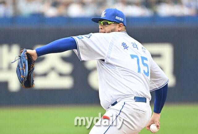 6일 오후 대구광역시 수성구 대구삼성라이온즈파크에서 진행된 '2025 프로야구 KBO리그 포스트시즌' 와일드카드 결정전 1차전 삼성라이온즈와 NC다이노스의 경기. 삼성 선발투수 후라도가 역투하고 있다./대구 = 송일섭 기자