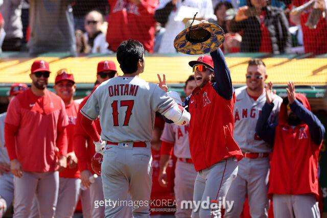 LA 에인절스 시절 오타니 쇼헤이에게 가부토를 씌워주는 브렛 필립스./게티이미지코리아
