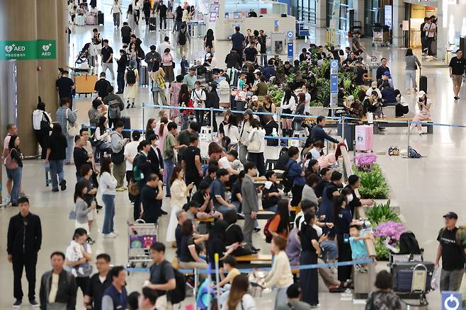 중국인 단체관광객 무비자 입국 첫날인 지난달 29일 인천국제공항이 입국한 외국인 관광객들로 붐비고 있다.[연합]