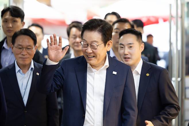 이재명 대통령이 추석 연휴 첫날인 3일 인천 강화제일풍물시장을 방문해 시민들과 인사하고 있다. [연합]