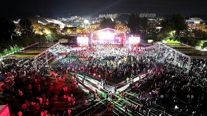 2025 안동국제탈춤페스티벌이 열흘간 160만 관람객 열기 속에  성황리에 마무리 됐다.이번축제는 전통·현대·세계가 어우러진 ‘시민이 만드는 축제’로 진화 됐다.[안동시 제공]