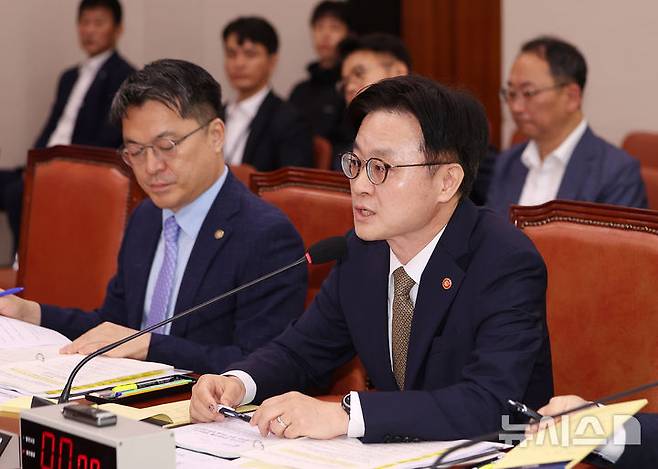 [서울=뉴시스] 김명년 기자 = 김정관 산업통상자원부 장관이 6일 오전 서울 여의도 국회에서 열린 산업통상자원중소벤처기업위원회 전체회의에서 의원 질의에 답하고 있다. 2025.08.06. kmn@newsis.com