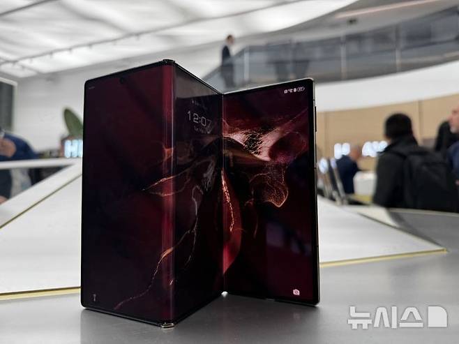 [바르셀로나(스페인)=뉴시스]심지혜 기자= MWC25에서 전시된 화웨이의 세계 최초 트리폴드폰 '메이트 XT'의 모습.