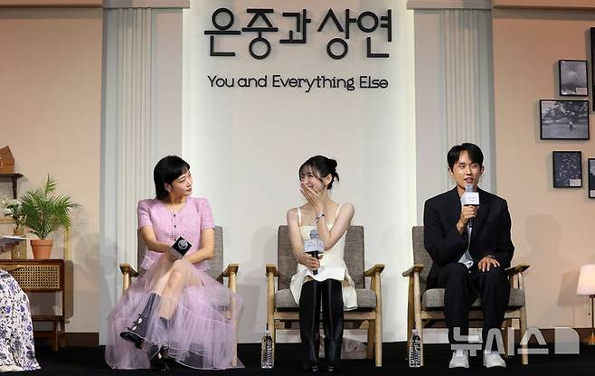 [서울=뉴시스] 김혜진 기자 = 조영민(오른쪽) 감독이 지난달 5일 오전 서울 중구 앰버서더 서울 풀만 호텔에서 열린 넷플릭스 시리즈 '은중과 상연' 제작발표회에서 인사말을 하고 있다. 2025.09.05. jini@newsis.com