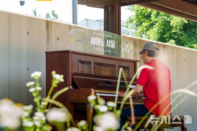 [서울=뉴시스]서울거리예술축제2025에서 진행되는 '피아노 서울'. 서울문화재단 제공