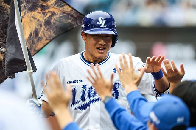 [서울=뉴시스] 프로야구 삼성 라이온즈 이성규가 6일 대구 삼성라이온즈파크에서 열린 2025 신한 쏠뱅크 KBO리그 포스트시즌 와일드카드(WC) 결정 1차전 NC 다이노스와의 경기에서 5회 홈런을 친 뒤 동료들의 축하를 받고 있다. (사진=삼성 라이온즈 제공) 2025.10.06. *재판매 및 DB 금지