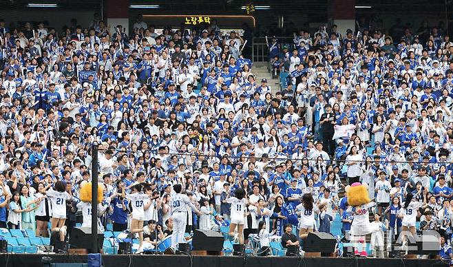 [대구=뉴시스] 이무열 기자 = 6일 대구 수성구 삼성라이온즈파크에서 열린 2025 신한 SOL 뱅크 KBO리그 와일드카드 1차전 NC 다이노스와 삼성 라이온즈의 경기, 삼성 팬들이 열띤 응원전을 펼치고 있다. 2025.10.06. lmy@newsis.com